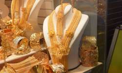 स्टोर के शोकेस में लगा सोने का आभूषण।- India TV Paisa