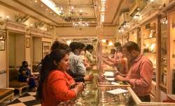 स्टोर पर कस्टमर्स को जूलरी दिखाते कर्मचारी।- India TV Paisa