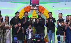 बुधवार को एनएसई में शेयर की लिस्टिंग के मौके पर मौजूद कंपनी के अधिकारी और अन्य।- India TV Paisa