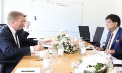 न्यूजीलैंड में अपने समकक्ष टॉड मैकक्ले से बात करते केंद्रीय वाणिज्य एवं उद्योग मंत्री पीयूष गोयल।- India TV Paisa