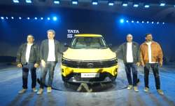 मंगलवार को टाटा सिएरा को पेश करते टाटा मोटर्स के अधिकारी।- India TV Paisa