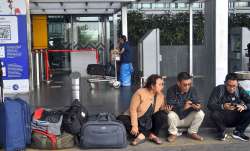 एयरपोर्ट पर फ्लाइट में देरी के चलते इंतजार करते पैसैंजर्स।- India TV Paisa