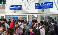 बेंगलुरु के केम्पेगौड़ा इंटरनेशनल एयरपोर्ट पर इंडिगो एयरलाइंस के काउंटर पर गुरुवार को लाइनों में इंत- India TV Paisa