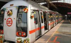 दिल्ली मेट्रो नेटवर्क की पहली मेट्रो ट्रेन।- India TV Paisa