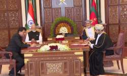 मस्कट में गुरुवार को भारत और ओमान के बीच मुक्त व्यापार समझौते पर हस्ताक्षर करते दोनों देशों के प्रति- India TV Paisa