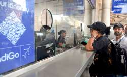 इंडिगो एयरलाइंस के काउंटर पर जानकारी लेते पैसैंजर।- India TV Paisa