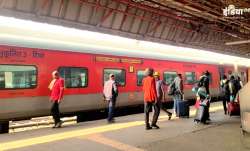 नई दिल्ली रेलवे स्टेशन पर खड़ी एक ट्रेन।- India TV Paisa