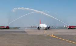 रनवे पर प्लेन के उतरने के बाद वाटर कैनन सैल्यूट देते ट्रक।- India TV Paisa