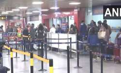 एयरपोर्ट पर मौजूद यात्री।- India TV Paisa