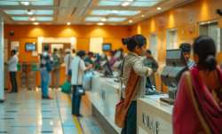 बैंक शाखा के अन्दर अपनी बारी का इंतजार करते ग्राहक।- India TV Paisa