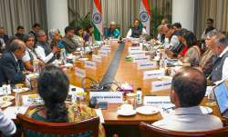 वित्त मंत्रालय के अधिकारियों के साथ मीटिंग करतीं वित्त मंत्री निर्मला सीतारमण। (फाइल फोटो)- India TV Paisa