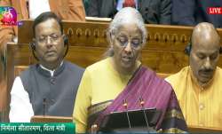 रविवार को लोकसभा में बजट पेश करती हुईं वित्त मंत्री निर्मला सीतारमण।- India TV Paisa