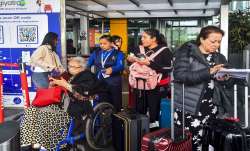 एयरपोर्ट पर मौजूद यात्री। (फाइल फोटो)- India TV Paisa