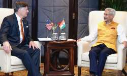 विदेश मंत्री एस. जयशंकर के साथ बातचीत करते अमेरिकी उप विदेश मंत्री क्रिस्टोफर लैंडाउ।- India TV Paisa