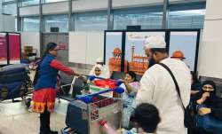 दिल्ली एयरपोर्ट पर मौजूद यात्री।- India TV Paisa