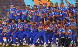 8 मार्च को ICC Mens T20 World Cup 2026 का फाइनल मैच जीतने के बाद सेलिब्रेट करती भारतीय क्रिकेट टीम। - India TV Paisa