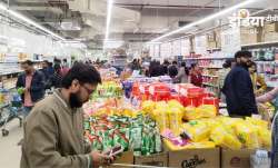 रिटेल स्टोर में खरीदारी करते लोग।- India TV Paisa