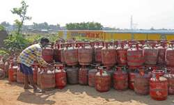 कई जगहों पर लोगों को घंटों इंतजार करना पड़ रहा है।- India TV Paisa