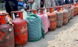 LPG crisis, LPG cylinder, LPG cylinder crisis, Commercial LPG cylinder, lng, kerosene, kerosene oil- India TV Paisa