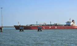 बंदरगाह की तरफ बढ़ता एक एलपीजी से लदा भारतीय जहाज।- India TV Paisa