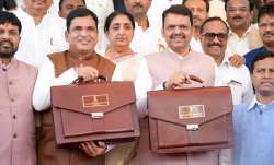 शुक्रवार को महाराष्ट्र बजट 2026 को पेश करने के मौके पर मुख्यमंत्री देवेन्द्र फडणवीस और अन्य गणमान्य।- India TV Paisa