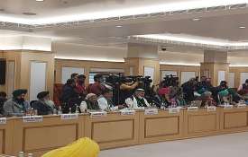 कृषि कानूनों को रद्द करने की मांग पर अड़ें किसान संगठनों और सरकार के बीच आज आठवें दौर की बातचीत हुई। कृषि कानूनों को रद्द करने की मांग पर अड़ें किसान संगठनों और सरकार के बीच आज आठवें दौर की बातचीत हुई।- India TV Hindi