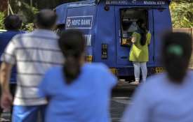 HDFC Bank deploys mobile ATMs to help people amid lockdowns HDFC Bank deploys mobile ATMs to help people amid lockdowns- India TV Hindi