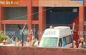 mukhtar ansari ambulance roopnagar jail uttar pradesh police मुख्तार अंसारी को एंबुलेंस में बैठाकर र mukhtar ansari ambulance roopnagar jail uttar pradesh police मुख्तार अंसारी को एंबुलेंस में बैठाकर र- India TV Hindi
