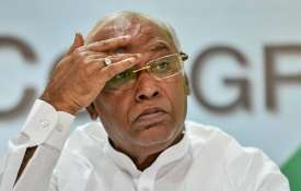 Mallikarjun Kharge urges PM to convene all-party meeting to collectively tackle COVID Mallikarjun Kharge urges PM to convene all-party meeting to collectively tackle COVID- India TV Hindi