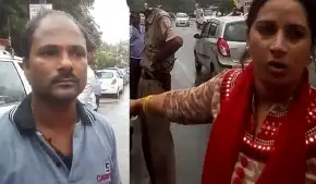 Video :दिल्ली पुलिस ट्रैफिक की फिर दिखी गुडागर्दी, दंपत्ति से की मारपीट
