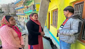 शिव मंदिर धंसा, घरों में दरारें...आंखों में आंसू और यादें समेटे निकल पड़े लोग; जोशीमठ से सामने आई ये तस्वीरें बयां कर रही दर्द