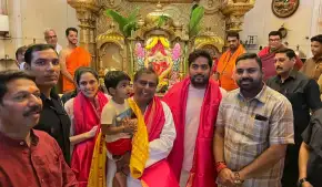 अपने पोते के साथ सिद्धिविनायक मंदिर पहुंचे मुकेश अंबानी, किए बप्पा के दर्शन 