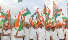 आजादी का जश्न, तिरंगे में रंगा पूरा कश्मीर; हजारों लोग तिरंगा रैली में शामिल 