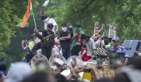 पुलिस से भिड़े प्रदर्शनकारी, लाठीचार्ज के बाद भागे, 10 तस्वीरों में देखें CJP प्रोटेस्ट