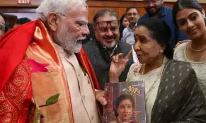 पीएम मोदी और आशा भोसले- India TV Hindi