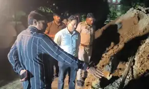घटना स्थल पर मामले की जांच करते अधिकारी- India TV Hindi