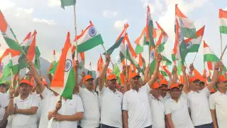 आजादी का जश्न, तिरंगे में रंगा पूरा कश्मीर; हजारों लोग तिरंगा रैली में शामिल 