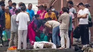 आस टूट गई... नेपाल में लापता अपनों के पुतले जलाकर हो रहा अंतिम संस्कार, बिलखते परिजनों की ये तस्वीरें देख आंखें नम हो जाएंगी