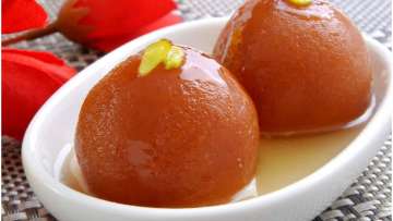 Raksha Bandhan Recipe Gulab Jamun Know how to make Gulab Jamun at home Zayaka-Recipe: इस रक्षा बंधन भाइयों को अपने हाथ से बनाकर खिलाइए गुलाब जामुन, बेहद आसान है रेसिपी - India TV Hindi News