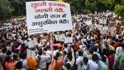 Hathras case: Massive protest in Delhi as hundreds gather at Jantar Mantar  - जंतर मंतर पर बड़ी संख्या में पहुंचे लोग, हाथरस पीड़िता के लिए इंसाफ की  मांग की - India TV
