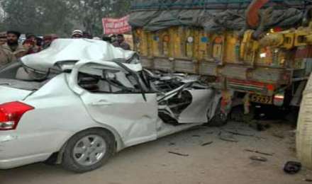 अनियंत्रित जीप ने खड़े ट्रक में मारी टक्कर, बारात से लौट रहे 8 लोगों की मौत, पीएम मोदी ने जताया शोक
