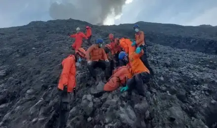 पोज दे रही थी महिला, 75 फीट की ऊंचाई से सीधे ज्वालामुखी में गिरी, हुई दर्दनाक मौत