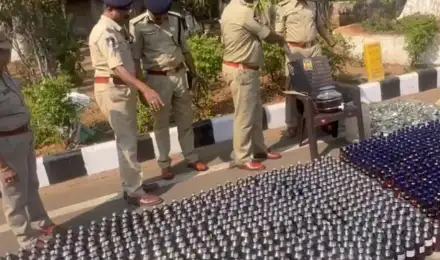 Video: पुलिस ने पकड़ी शराब की हजारों बोतलें, 655 बांड्रेड, 1065 होम्योपैथिक दवाई और 450 बोतल नकली शराब शामिल