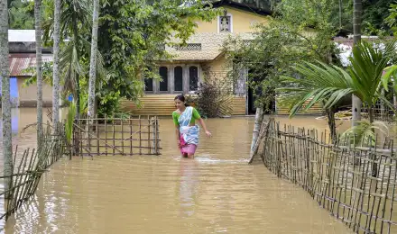 असम में बाढ़ से हालात बिगड़े, ब्रह्मपुत्र नदी ने खतरे के निशान को किया पार