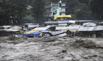 अरुणाचल प्रदेश में बारिश का कहर, बह गया कुरुंग नदी पर बना पुल; चीन से सटे इस जिले का देश से टूटा संपर्क
