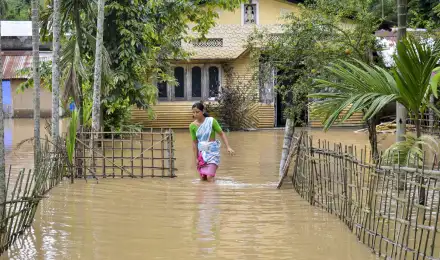 उत्तर-पूर्वी राज्यों में रेड अलर्ट, असम में बाढ़ से 2 और मौतें, 2.62 लाख से ज्यादा लोग प्रभावित