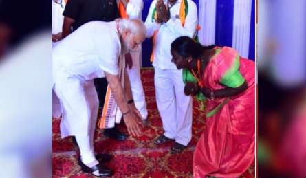 कर्नाटक में पीएम मोदी ने महिला और VHP कार्यकर्ता के छुए पैर, वायरल हुई तस्वीर 