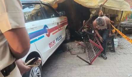 दिल्ली पुलिस की गाड़ी ने सोते हुए शख्स को कुचला, मौके पर हो गई मौत, देखें Video