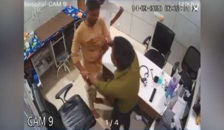 थप्पड़ों की दे दना दन बरसात, एक मिनट में शख्स ने डॉक्टर को जड़ दिए 12 चांटे; सामने आया VIDEO
