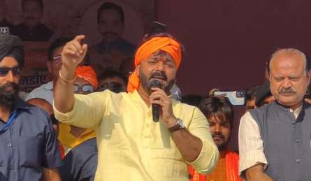 खेसारी के बयान पर भड़के पवन सिंह, कहा- "वो पहले से ही पागल हैं, हमें क्या पागल बनाएंगे"